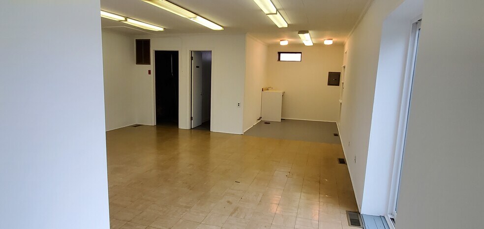 More Photos Of 99 Commerce St, Norwalk Manufacturing For Lease