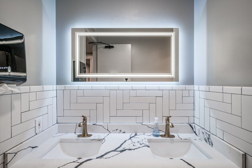 More Photos Of 21755 N I-45 Fwy, Spring Flex For Sale