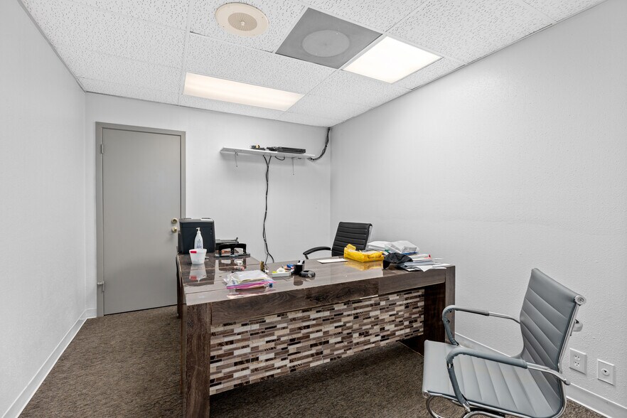 More Photos Of 414 Culebra Rd, San Antonio Light Manufacturing For Lease