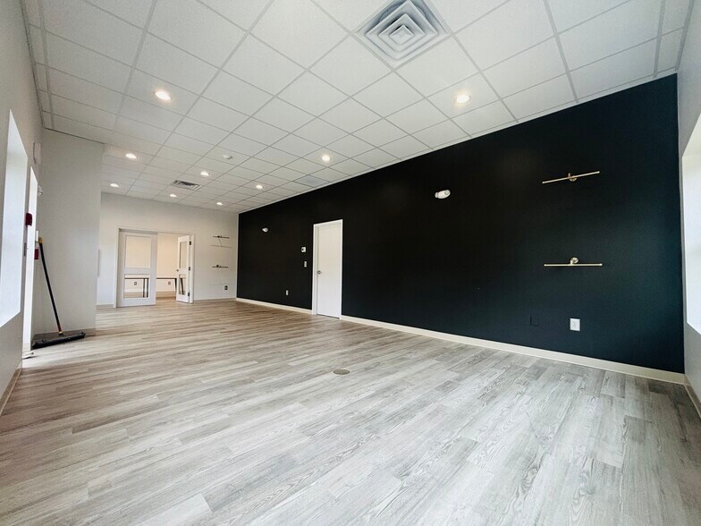 More Photos Of 131 Parkwood Cir, Carrollton General Retail For Lease