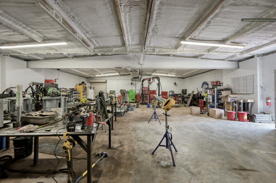 More Photos Of 508 Bryant Rd, Conroe Manufacturing For Sale