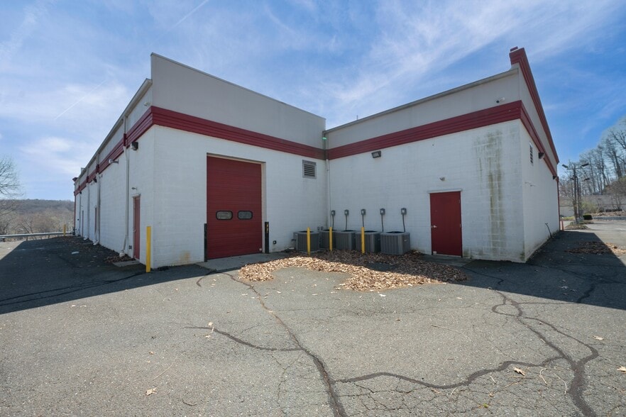 More Photos Of 20 Federal Rd, Brookfield Storefront For Lease