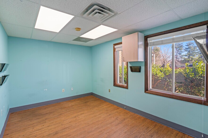 More Photos Of 9380 Forestwood Ln, Manassas Office For Lease