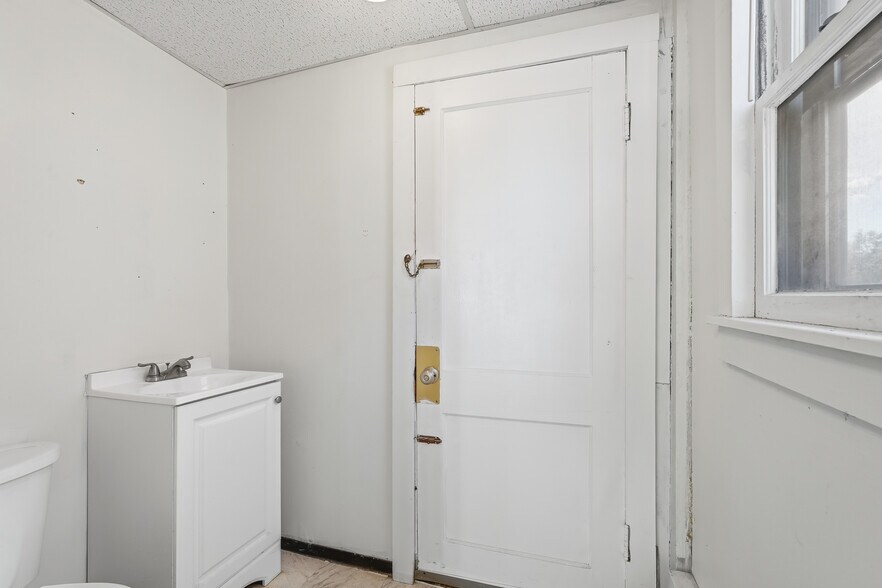 More Photos Of 22-38 School St, Westfield General Retail For Lease