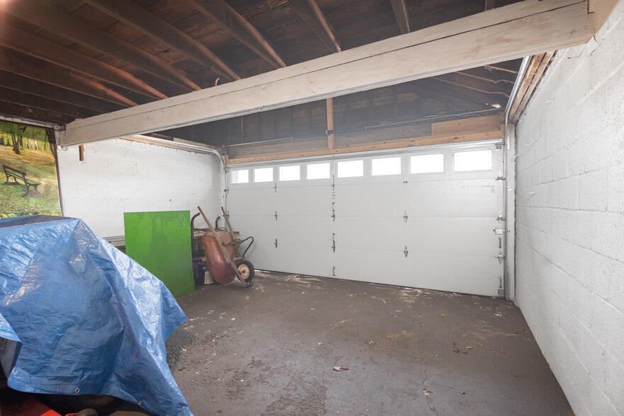 More Photos Of 10118 Eagle St, Dearborn Industrial For Sale