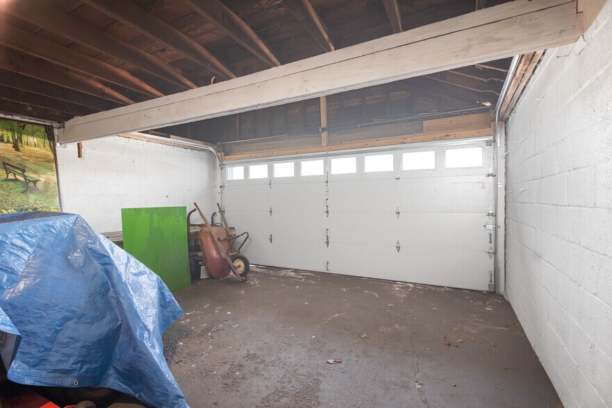 More Photos Of 10118 Eagle St, Dearborn Industrial For Sale