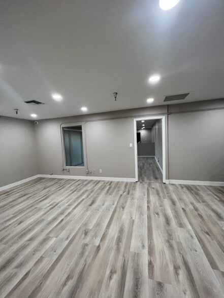 More Photos Of 7631 E Greenway Rd, Scottsdale Warehouse For Lease