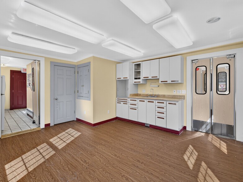 More Photos Of 1721 Saybrook Rd, Haddam Veterinarian Kennel For Sale
