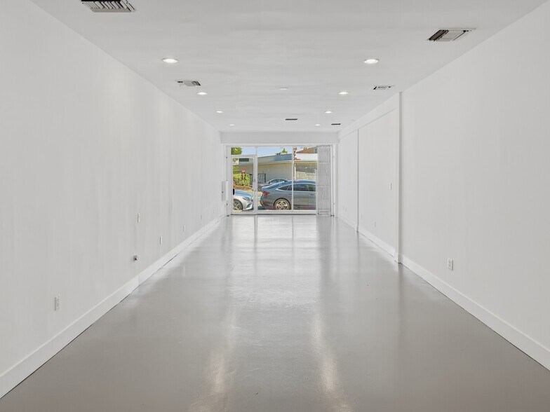 More Photos Of 18014-18016 Ventura Blvd, Encino Storefront For Lease