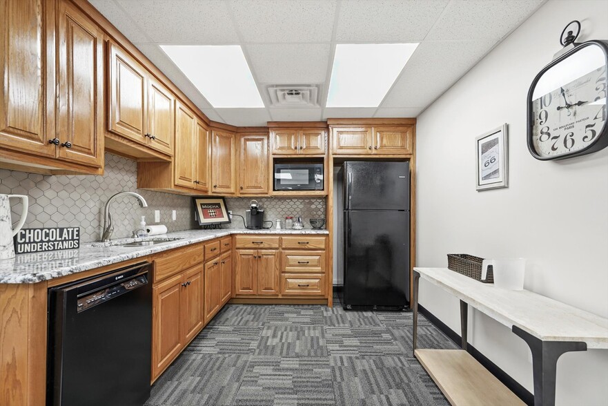 More Photos Of 1015 W Ithica St, Broken Arrow Office For Sale