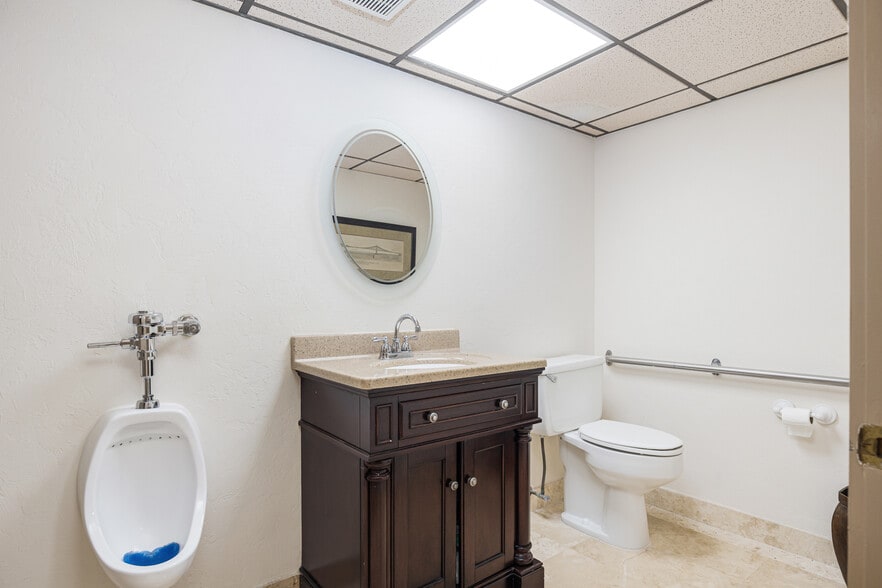 More Photos Of 5499 N Federal Hwy, Boca Raton Office For Sale