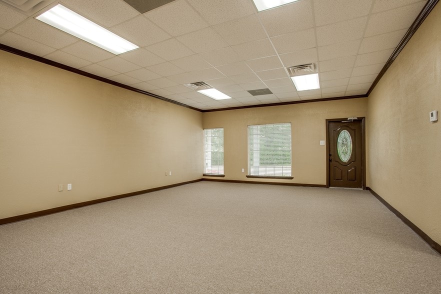 More Photos Of 3260 Southern Dr, Garland Medical For Lease