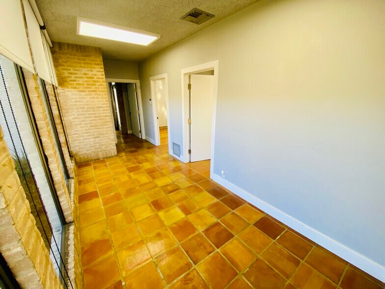 More Photos Of 1176 Business 35, New Braunfels Office For Sale