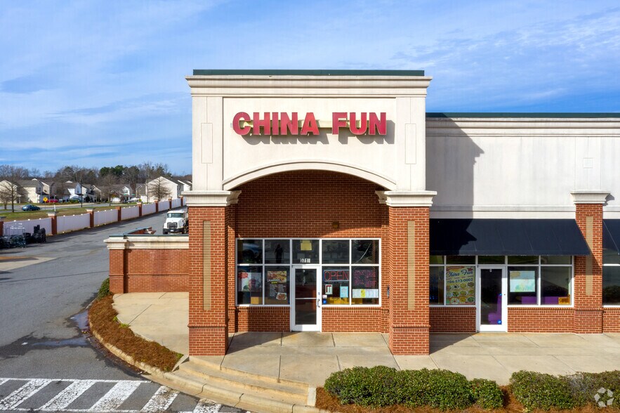More Photos Of 5706 Wyalong Dr, Charlotte Storefront For Lease