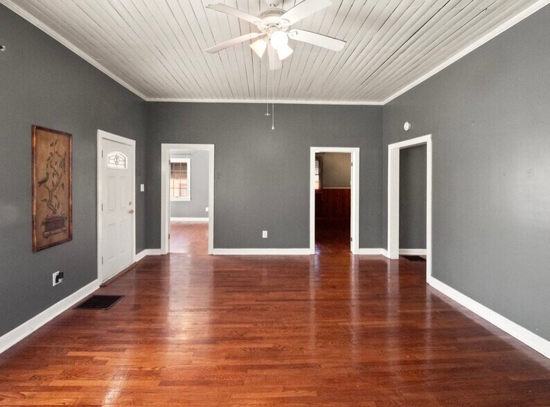 More Photos Of 615 E Main St, Scottsville Flex For Sale