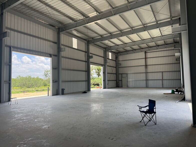 More Photos Of 14018 Old Corpus Christi rd, Elmendorf Warehouse For Lease