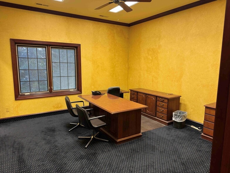 More Photos Of 4125 Glass Rd NE, Cedar Rapids Office For Sale