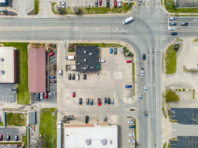 More Photos Of 302-306 W Fairchild St, Danville Storefront For Lease