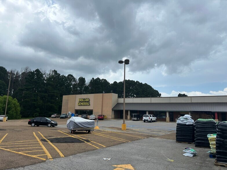 More Photos Of 1905-1925 Spillway Rd, Brandon Storefront For Lease