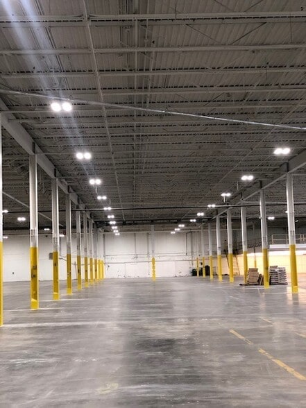 More Photos Of 3195 Ch Bedford, Montréal Manufacturing For Lease