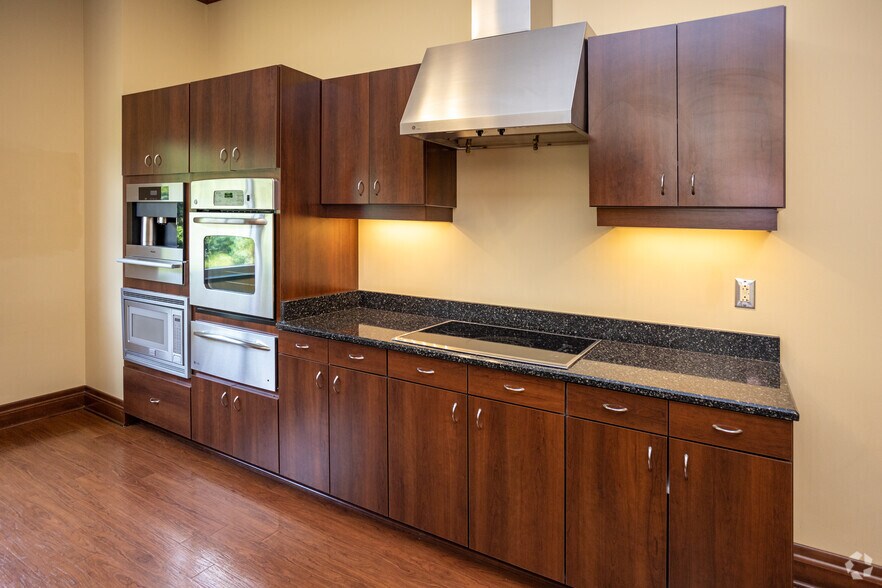 More Photos Of 201 Resting Tree Dr, Bristol Office For Lease