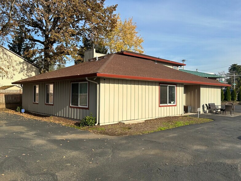 More Photos Of 12555 SW Hall Blvd, Tigard Office For Sale