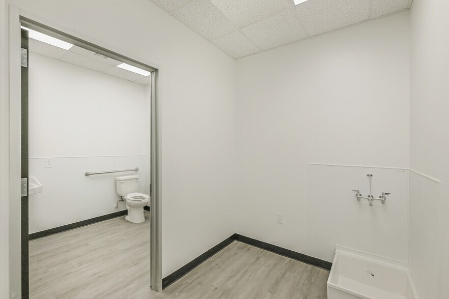 More Photos Of 3526-3530 Lang Rd, Houston Unknown For Lease