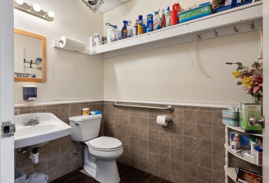 More Photos Of 120-124 Laurel Rd, East Northport Freestanding For Sale