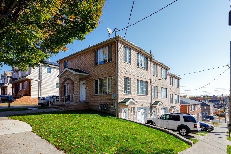 Primary Photo Of 820 Richmond Rd, Staten Island Apartments For Sale