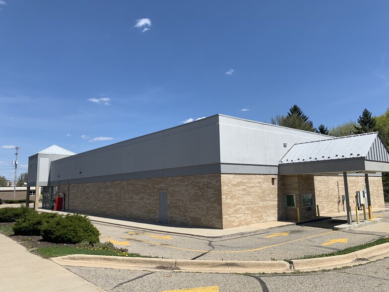 More Photos Of 2701 S Cedar St, Lansing Freestanding For Sale