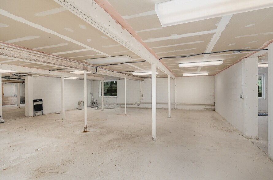 More Photos Of 635 N Center Rd, Saginaw Office For Sale