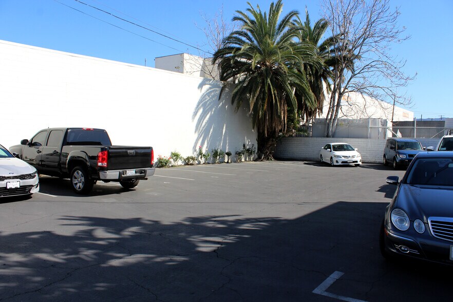 More Photos Of 6944 Reseda Blvd, Reseda Freestanding For Lease