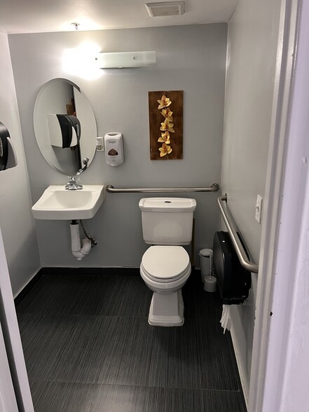 More Photos Of 6900-6914 NW 50th St, Miami Warehouse For Lease