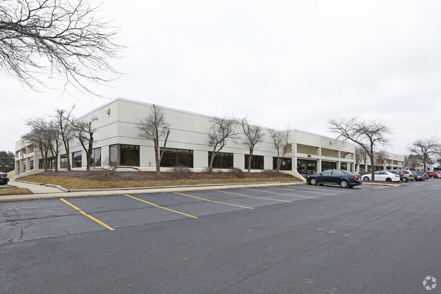 More Photos Of 818-890 Oak Creek Dr, Lombard Showroom For Lease