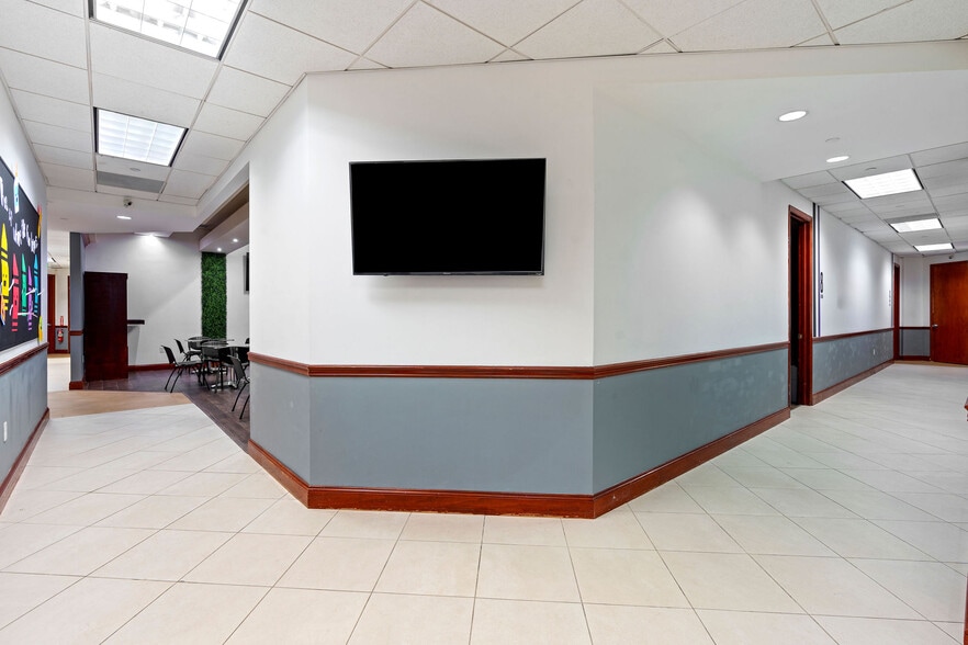 More Photos Of 405-425 SW 148th Ave, Davie Showroom For Sale