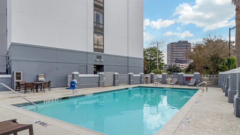 More Photos Of 300 United Leuva Cir, Houston Hotel For Sale