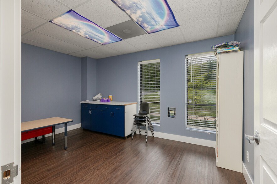 More Photos Of 500 W Daniels St, Ozark Office For Sale