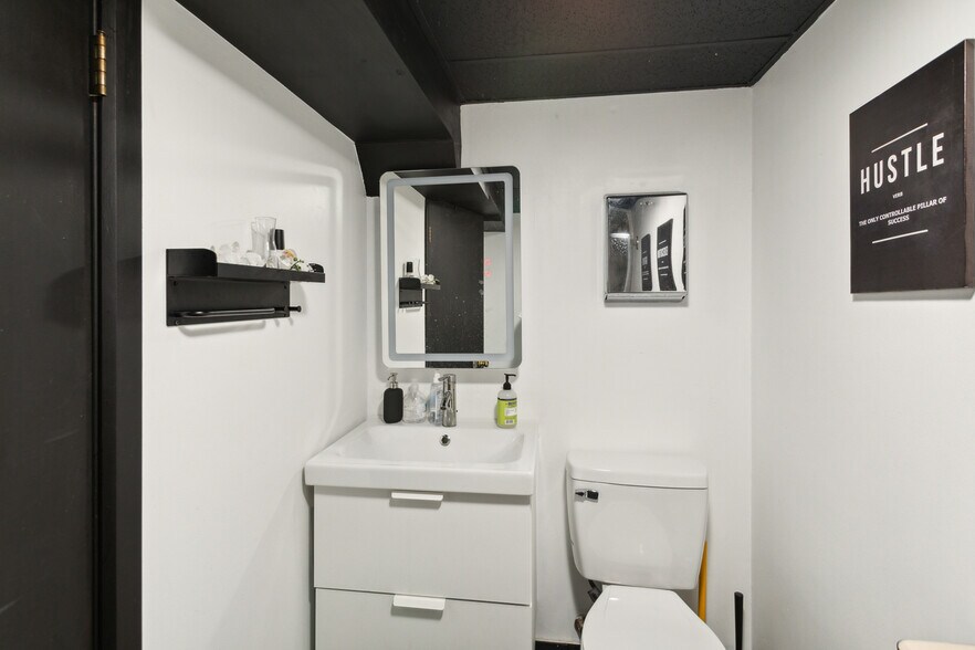 More Photos Of 600 Main St, Riverton Office For Sale