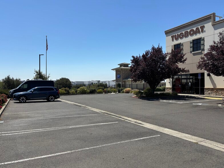More Photos Of 390-398 Devlin Rd, Napa Showroom For Lease
