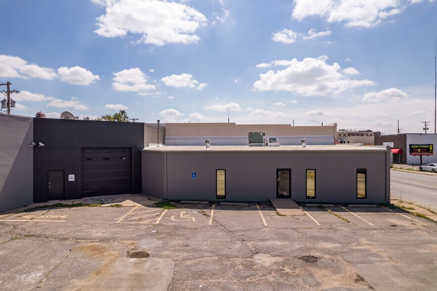 More Photos Of 1001 E Central Ave, Wichita Light Distribution For Lease