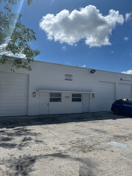 Primary Photo Of 5764-5806 Commerce Ln, South Miami Showroom For Lease