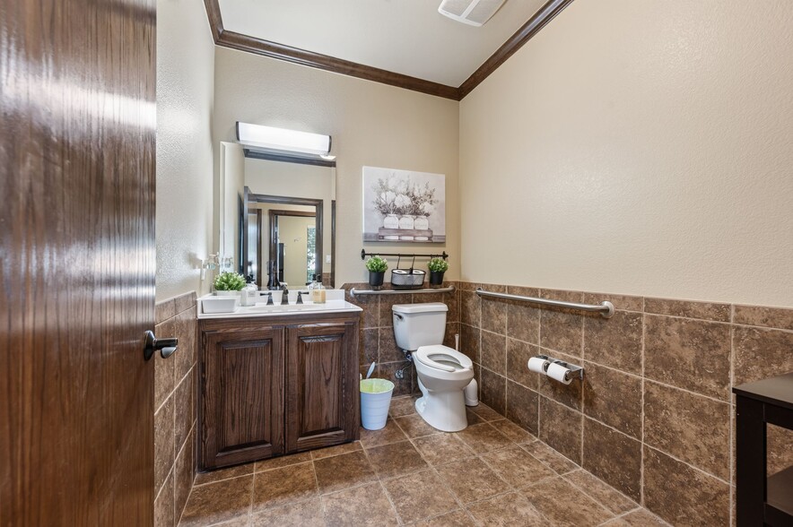 More Photos Of 1117 Glade Rd, Colleyville Medical For Sale