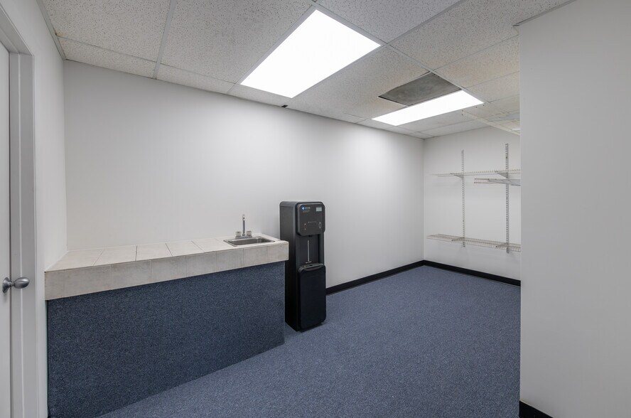 More Photos Of 6805 Stuart Ln S, Jacksonville Warehouse For Lease