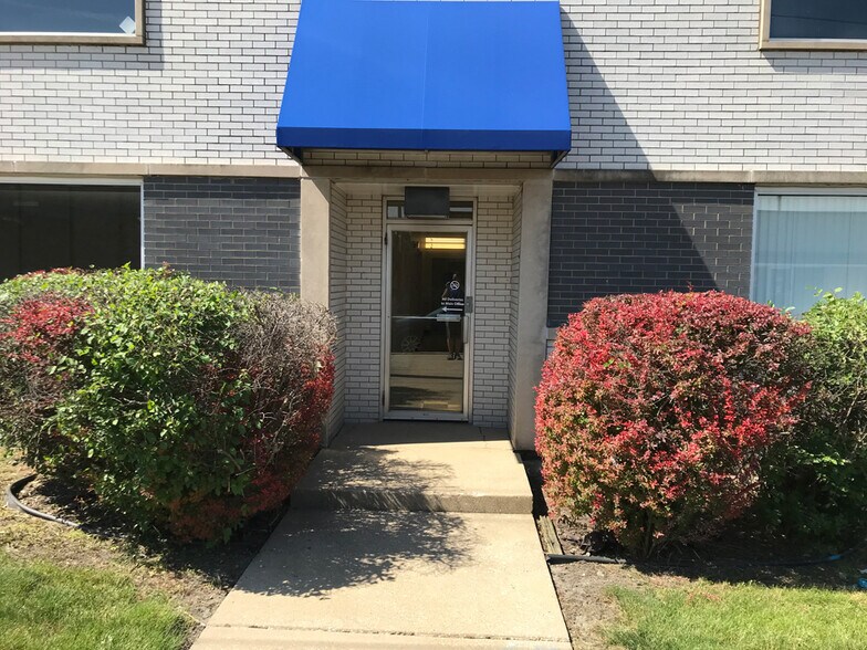 More Photos Of 405 Shawmut Ave, La Grange Self Storage For Lease