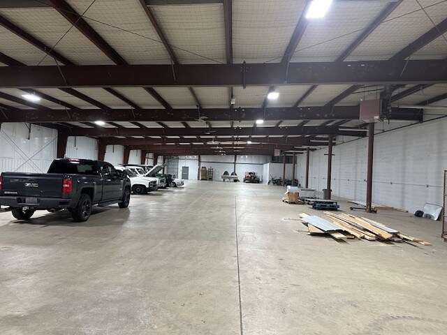 More Photos Of 13913 W Parkway Rd, Cleveland Warehouse For Lease