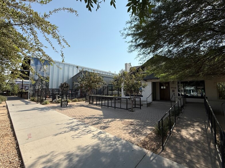 More Photos Of 909 N 5th St, Phoenix Restaurant For Lease