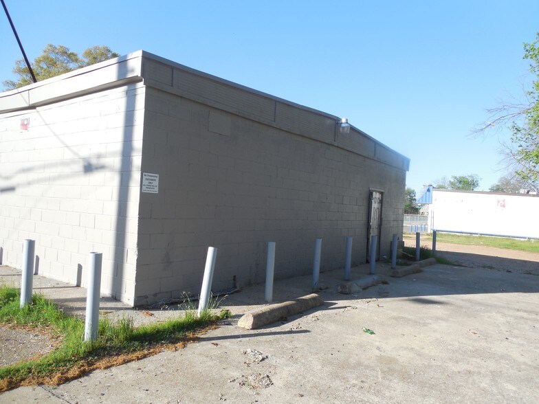 More Photos Of 3744 Dixon Ave, Dallas Freestanding For Lease