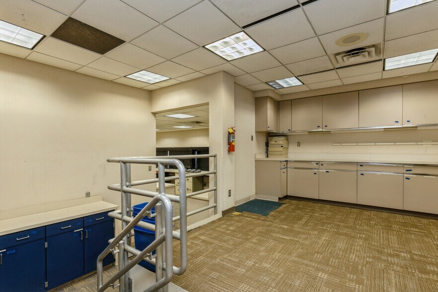 More Photos Of 4505 Douglas Ave, Des Moines General Retail For Sale