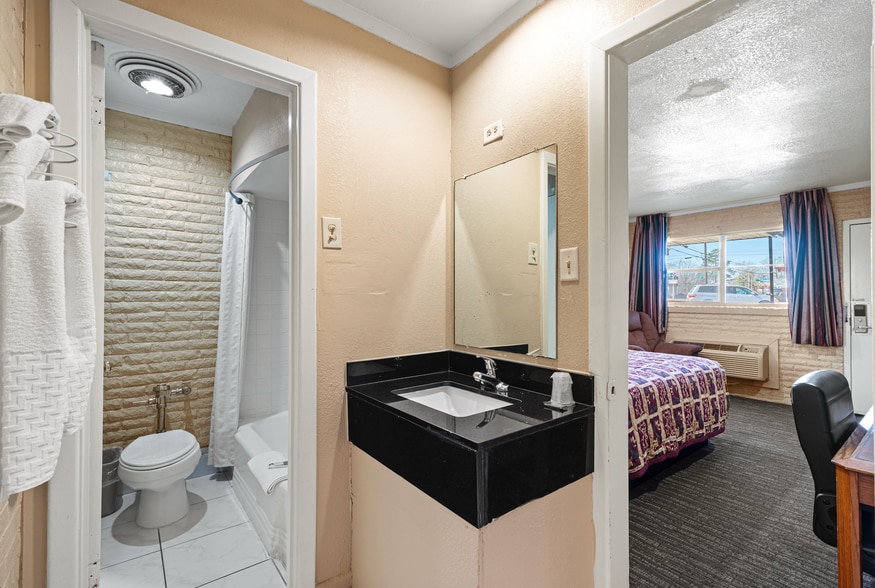 More Photos Of 1907 Lamar Ave, Paris Hotel For Sale