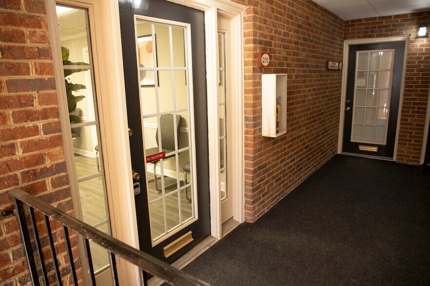 More Photos Of 425 E Crossville Rd, Roswell Office For Sale